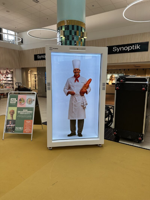 Den virtuelle kok Pierre i en Holobox under Madglade Dage i Ishøj Bymidte