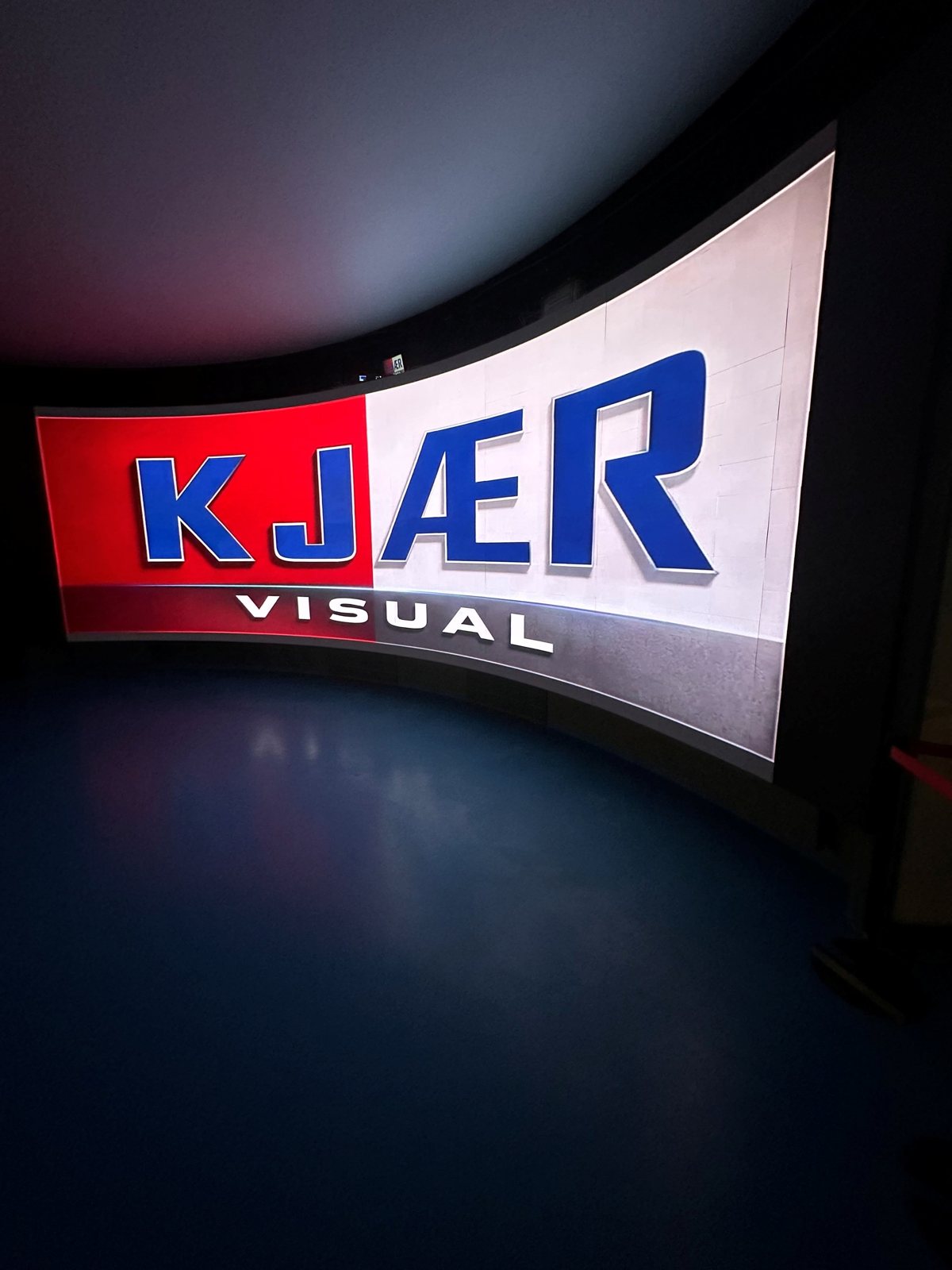 Stor kurvet LED væg